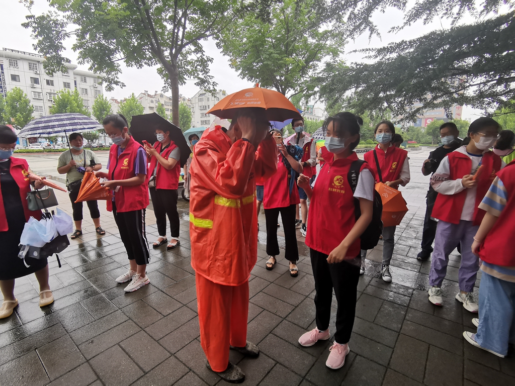 招远市公益志愿者联合会为环卫工人撑起爱心伞